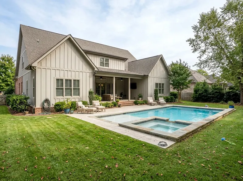 Large yard White Standard finish Modern Farmhouse shotcrete pool